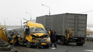 Маршрутное такси столкнулось с КамАЗом возле аэропорта Минвод, один пассажир погиб, 6 ранены