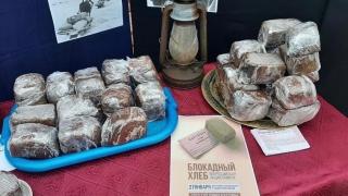 Жителям ставропольского села Томузловского раздали «блокадный» хлеб в память о мужестве ленинградцев в годы войны