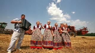 В дни жатвы на полях Ставрополья Центр молодежных инициатив выступает с концертами