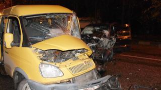 В Невинномысске «Мерседес» протаранил пассажирскую «Газель», три человека пострадали