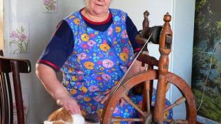 Рукодельница Галина Шевченко до сих пор использует старинную деревянную прялку