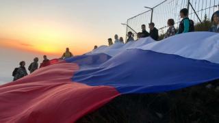 Активисты города Лермонтова развернули десятиметровый флаг России на вершине Бештау