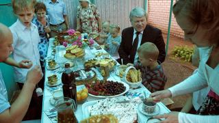 Валерий Зеренков побывал в гостях у многодетной семьи Герасимовых
