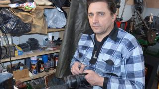 Сапожник из села Дивного: от ремонта босоножек до изготовления туфель