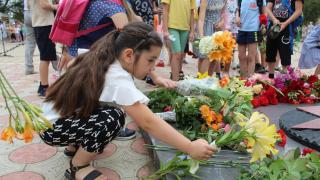 Жители Левокумского округа 22 июня возложили цветы к мемориалу «Вечной Славы»