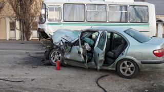 «Нисан Альмера» врезался в автобус ПАЗ, выехав на встречную полосу в Невинномысске