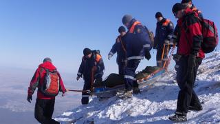 Двух человек, потерявшихся на склоне Бештау, успешно спустили спасатели