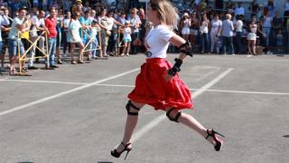 Девушки в Ставрополе пробежали 30-метровку на шпильках