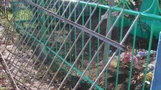 Вандалы срезают ограды с могил в Невинномысске