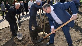 Депутаты Ставрополья высадили 20 новых деревьев к 20-летию краевой думы
