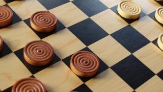 В Невинномысске школьники соревновались в игре в шашки