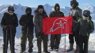 Юные кисловодчане развернули флаг движения «ЮНАРМИЯ» на Эльбрусе