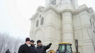 Строительство колокольни Казанского кафедрального собора осмотрел митрополит Кирилл