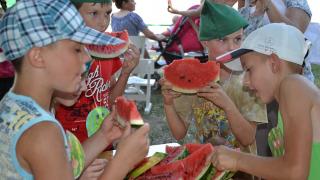 Весёлый арбузник устроили для детей жители Летней Ставки