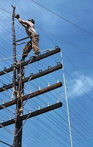 Электрик получил тяжелые травмы, демонтируя провода в Ипатово