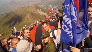 На вершину Бештау в честь Великой Победы взошли более 8-ми тысяч человек