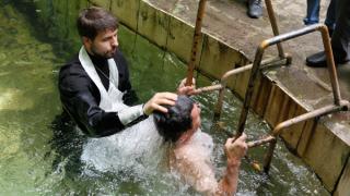 В Архиерейском лесу Ставрополя совершили обряд крещения