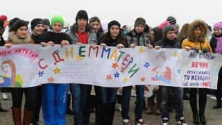Самое длинное поздравление маме – более 50 метров – сделали школьники Ставрополя