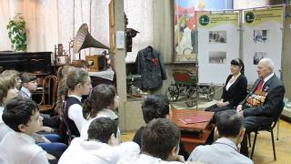 Ветеран Владимир Ткачев пообщался со школьниками Невинномысска в музее