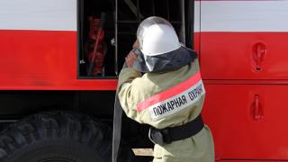 Пожарные отстояли у огня двухэтажный дом в Левокумском районе Ставрополья