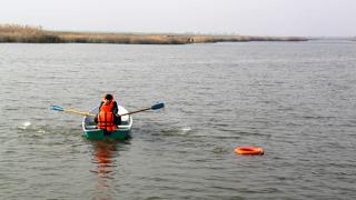 В озере Горькая Балка опрокинулась лодка с рыбаками, один утонул