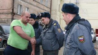 Полицейские Ставрополя не дали таксисту сгореть заживо, «Калина» сгорела дотла