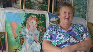 Бабушка Таня вышивает бисером картины
