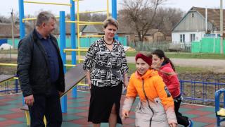 В Ипатовском округе обустроили две детские площадки