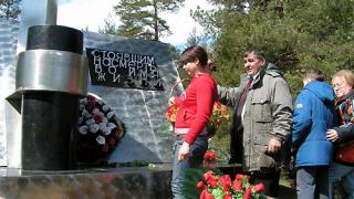 У мемориала «Защитникам перевалов Кавказа» в Архызе 30 лет чтят память героев