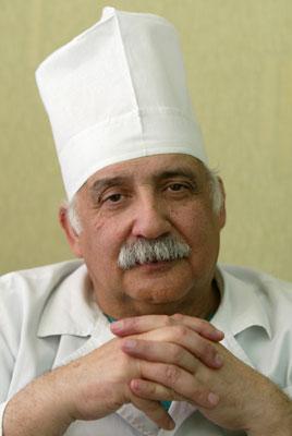 Аваз Рамазанович ГУЛИЕВ служит хирургии уже 40 лет