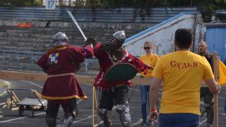 Рыцари в доспехах скрестили мечи на ставропольском стадионе Динамо