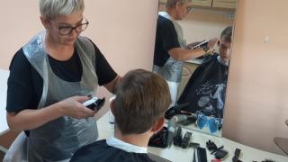 Парикмахер в Андроповском округе бесплатно подстригла беженцев из Донбасса