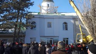 На храме будущей православной гимназии в Невинномысске установлен и освящен крест
