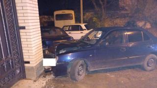 Нетрезвый водитель в Ставрополе врезался в забор и припаркованный автомобиль