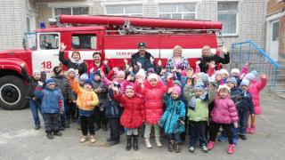 Пожарные из Светлограда устроили экскурсию для ребят из детского сада № 36