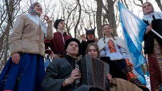 Дефиле саней, эстафету на льду и театральный буфет устроили студенты в Ставрополе