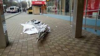 Сильный ветер сорвал рекламный баннер в центре Ставрополя