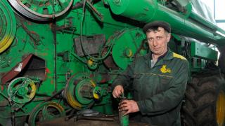 Механизатор Юрий Хоменко: важно, чтобы трактор работал как часы