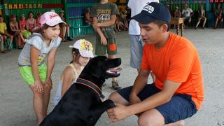 Спасатели и собака Янта учат плавать детей в лагере «Колосок»