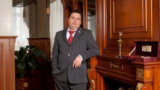 Глава группы компаний «СРВ» Роман Савичев получил награду от президента