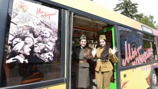 По улицам Ставрополя проехал «Автобус Победы» с песнями военных лет