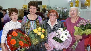 Петровской библиотеке дарят любовь читателей и новую «Газель» на 90-летие