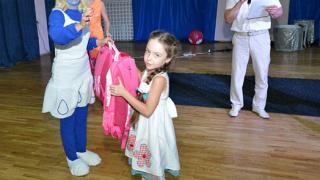 К 1 сентября дети сотрудников МХК «ЕвроХим» получили первоКЛАССные подарки в Невинномысске
