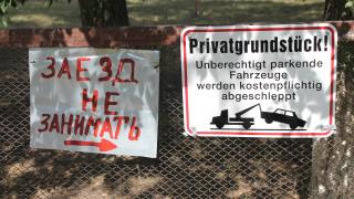 Назойливых парковщиков в Невинномысске пытались прогнать с помощью немецкой надписи