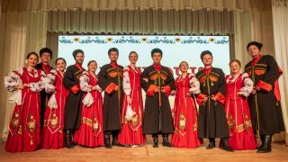 Юное поколение ставропольцев слушает народные песни 