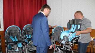 В Ставрополе вручили 300 колясок малышам с ограниченными возможностями здоровья