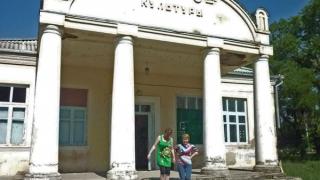 За восстановление здания Дома культуры взялись в поселке Аликоновка
