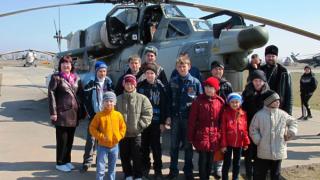 Экскурсию на авиабазу, расположенную в Буденновском районе, устроили для детей