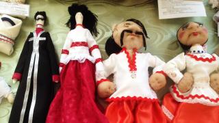 Казачата из Апанасенковского района играют в куклы