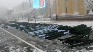 В Ставрополе приступили к монтажу новогодней ёлки
